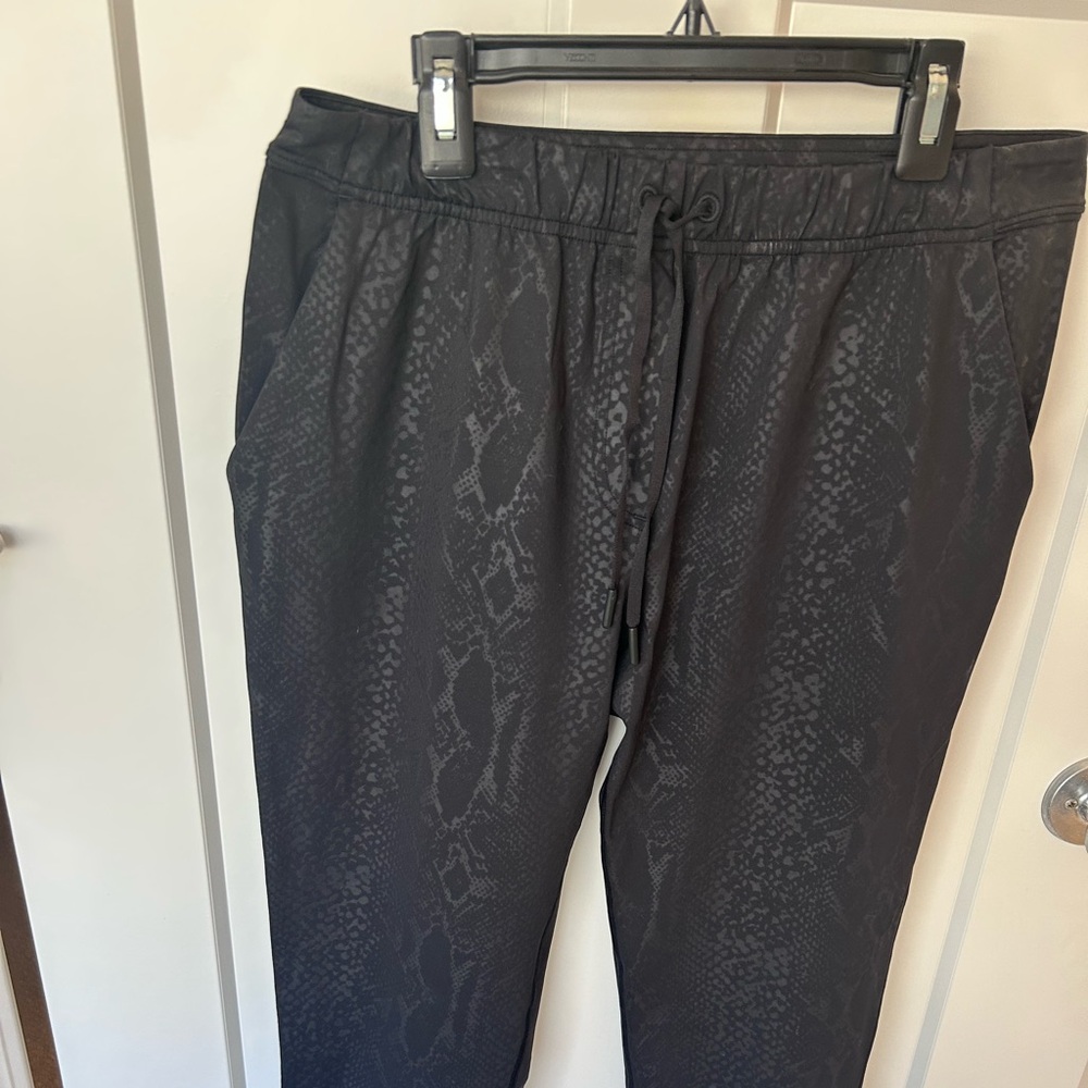 Lululemon Athletica black, snake print Joggers, size 6, like new, never worn